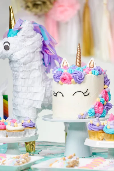 Liten Flicka Födelsedag Part Tabell Med Unicorn Tårta Cupcakes Och — Stockfoto