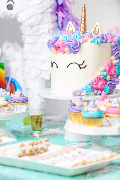 Mesa Fiesta Cumpleaños Niña Pequeña Con Pastel Unicornio Cupcakes Galletas — Foto de Stock