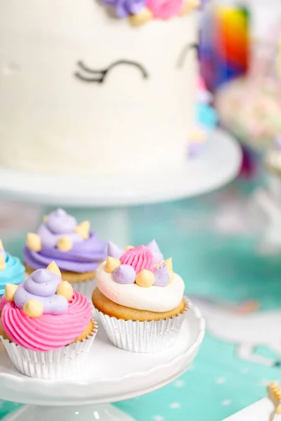 Bunte Einhorn Cupcakes Auf Kleiner Mädchen Geburtstagsparty — Stockfoto