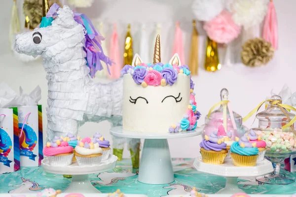 Mesa Fiesta Cumpleaños Niña Pequeña Con Pastel Unicornio Cupcakes Galletas — Foto de Stock