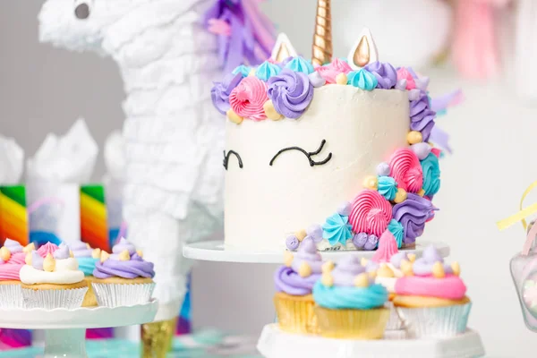 Mesa Fiesta Cumpleaños Niña Pequeña Con Pastel Unicornio Cupcakes Galletas — Foto de Stock