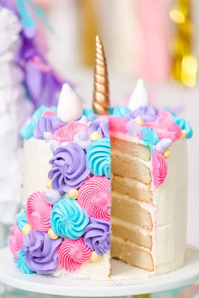 Mehrschichtiger Einhornkuchen Kuchenstand Bei Der Kleinen Mädchen Geburtstagsparty — Stockfoto