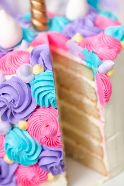 Plasterkach Jednorożca Wielowarstwowe Ciasto Stoisku Tort Urodziny Dziewczynki — Zdjęcie stockowe