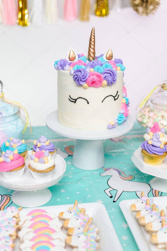 Tavolo Festa Compleanno Con Torta Unicorno Cupcake Biscotti Sugaer - Foto  Stock: Foto, Immagini © urban_light 215020154