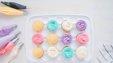 Adım adım. Pasta şefi boru tereyağı krema küçük kız Doğum günü partisi için tek boynuzlu at cupcakes sırlı.
