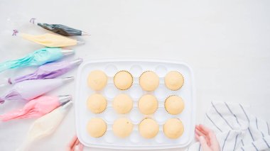 Adım adım. Pasta şefi boru tereyağı krema küçük kız Doğum günü partisi için tek boynuzlu at cupcakes sırlı.