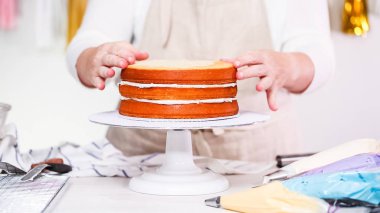 Adım adım. Pasta şefi yapım tek boynuzlu at kek küçük kız Doğum günü partisi için.