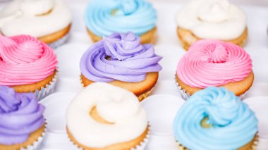 Adım adım. Pasta şefi boru tereyağı krema küçük kız Doğum günü partisi için tek boynuzlu at cupcakes sırlı.