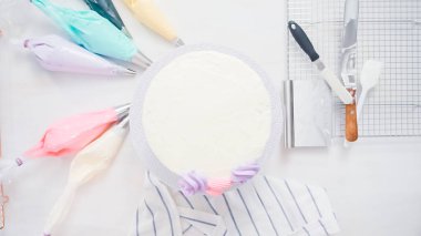 Adım adım. Pasta şefi boru tereyağı krema küçük kız Doğum günü partisi için tek boynuzlu at pasta üzerinde buzlanma.