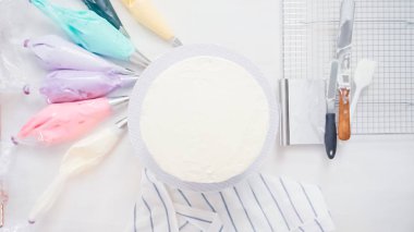 Adım adım. Pasta şefi yapım tek boynuzlu at kek küçük kız Doğum günü partisi için.
