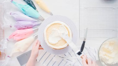 Adım adım. Pasta şefi yapım tek boynuzlu at kek küçük kız Doğum günü partisi için.