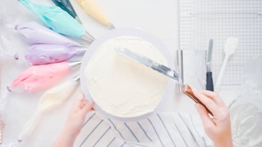 Adım adım. Pasta şefi yapım tek boynuzlu at kek küçük kız Doğum günü partisi için.