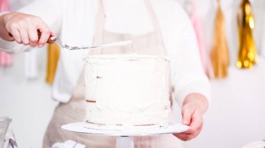 Adım adım. Pasta şefi yapım tek boynuzlu at kek küçük kız Doğum günü partisi için.