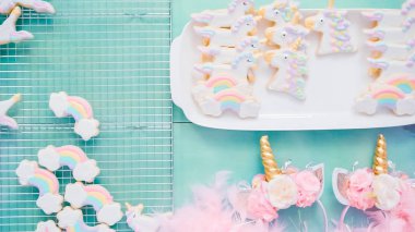 Tek boynuzlu at şekerli kurabiye mavi arka plan üzerine Kraliyet krema ile dekore edilmiş.