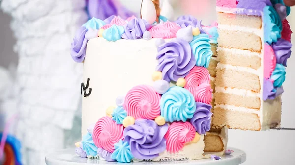 Rebanando Pastel Unicornio Fiesta Cumpleaños Una Niña — Foto de Stock