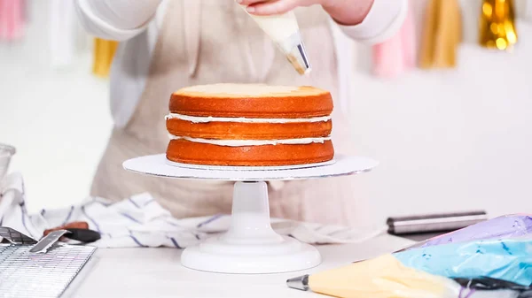 循序渐进 糕点厨师为小女孩生日聚会制作独角兽蛋糕 — 图库照片