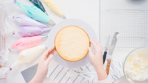 단계적으로 파티에 요리사 만드는 유니콘 케이크 — 스톡 사진