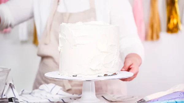 Paso Paso Pastelero Haciendo Pastel Unicornio Para Fiesta Cumpleaños Niña — Foto de Stock