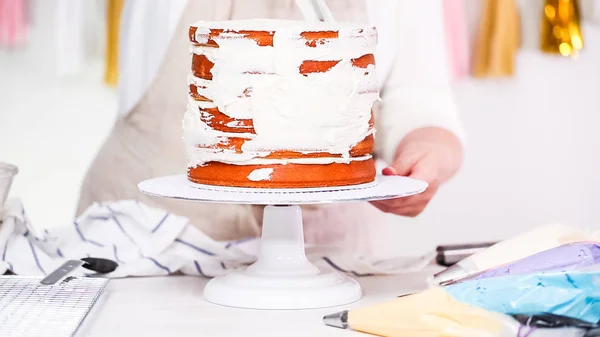 Adım Adım Pasta Şefi Yapım Tek Boynuzlu Kek Küçük Kız — Stok fotoğraf