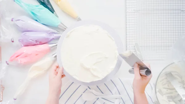 Schritt Für Schritt Konditor Macht Einhornkuchen Für Kleine Mädchen Geburtstagsparty — Stockfoto