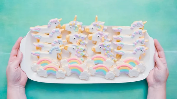 Einhorn Zuckerkekse Mit Königlichem Zuckerguss Auf Blauem Hintergrund — Stockfoto