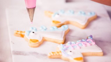 Unocrn dekorasyon Kraliyet buzlanma ile şekerli kurabiye şeklinde küçük bir kızın Doğum günü partisi.