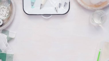 Gıda tek boynuzlu at şekerli kurabiye süslemek için Royal Icing içine boyama karıştırma.