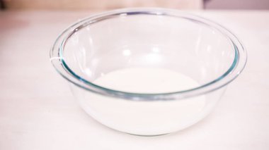 Gıda tek boynuzlu at şekerli kurabiye süslemek için Royal Icing içine boyama karıştırma.