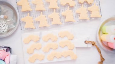 Unocrn dekorasyon Kraliyet buzlanma ile şekerli kurabiye şeklinde küçük bir kızın Doğum günü partisi.