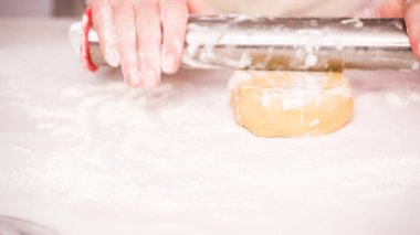 Tek boynuzlu at kurabiye yapmak için şeker kurabiye hamuru haddeleme.