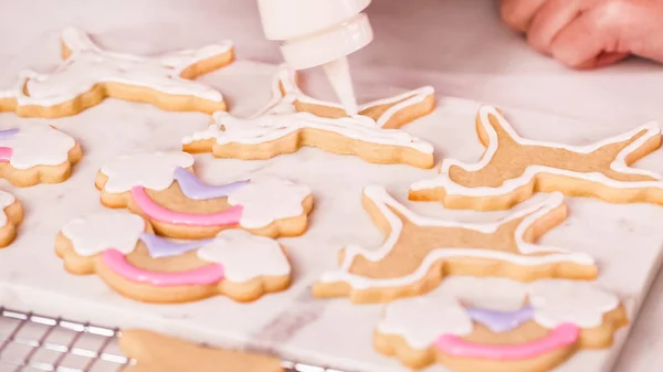 Dekorieren Unocrn Geformte Zuckerkekse Mit Königlichem Zuckerguss Für Kleine Mädchen — Stockfoto