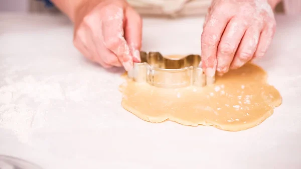 Cortar Las Galletas Azúcar Con Cortadores Galletas Forma Unicornio —  Fotos de Stock