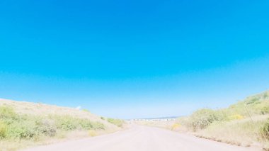 Açık alan Colorado kırsal banliyöde toprak yolda sürüş.