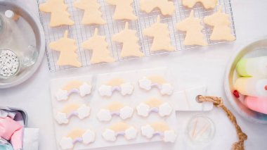 Unocrn dekorasyon Kraliyet buzlanma ile şekerli kurabiye şeklinde küçük bir kızın Doğum günü partisi.