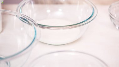 Gıda tek boynuzlu at şekerli kurabiye süslemek için Royal Icing içine boyama karıştırma.