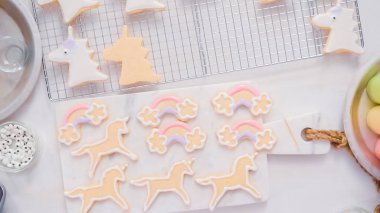 Unocrn dekorasyon Kraliyet buzlanma ile şekerli kurabiye şeklinde küçük bir kızın Doğum günü partisi.