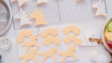 Unocrn dekorasyon Kraliyet buzlanma ile şekerli kurabiye şeklinde küçük bir kızın Doğum günü partisi.