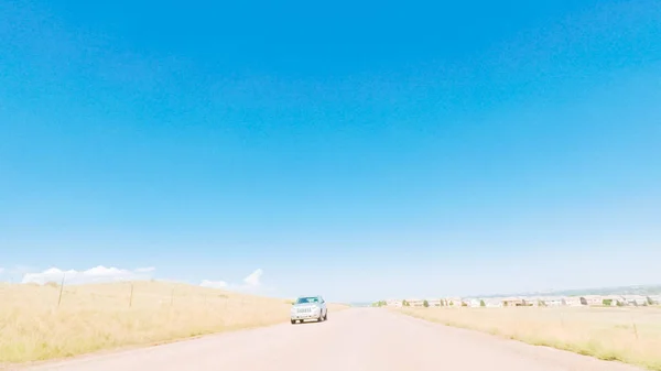 Condução Estrada Terra Através Espaço Aberto Subúrbios Rurais Colorado — Fotografia de Stock