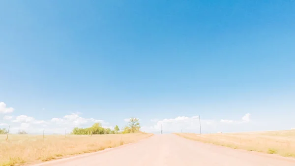 在科罗拉多农村郊区的空地上行驶的土路 — 图库照片