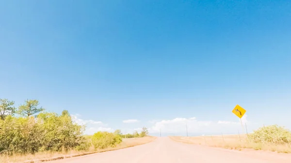 Conducir Por Camino Tierra Través Del Espacio Abierto Los Suburbios —  Fotos de Stock