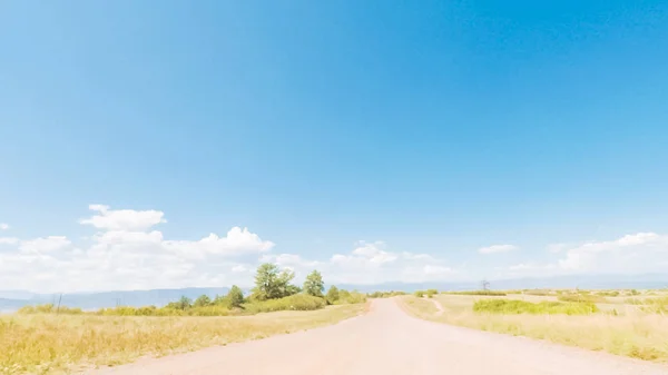 Проезд Грунтовой Дороге Через Открытое Пространство Сельском Пригороде Колорадо — стоковое фото