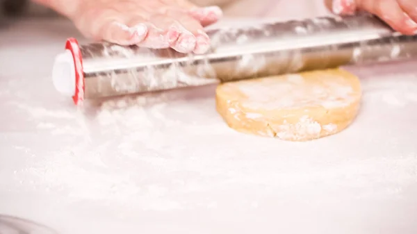 Раскатывание Теста Сахарного Печенья Сделать Печенье Единорога — стоковое фото
