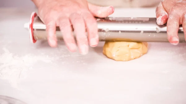 Раскатывание Теста Сахарного Печенья Сделать Печенье Единорога — стоковое фото