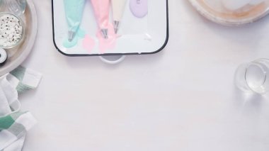 Unocrn dekorasyon Kraliyet buzlanma ile şekerli kurabiye şeklinde küçük bir kızın Doğum günü partisi.