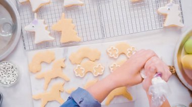 Unocrn dekorasyon Kraliyet buzlanma ile şekerli kurabiye şeklinde küçük bir kızın Doğum günü partisi.