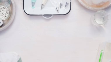 Gıda tek boynuzlu at şekerli kurabiye süslemek için Royal Icing içine boyama karıştırma.