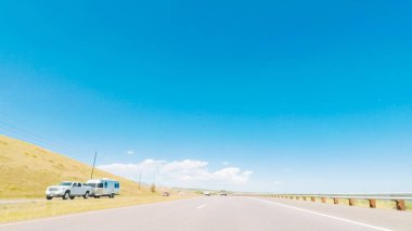 Denver, Colorado, ABD-Eylül 9, 2018 - Chatfield rezervuar Güney Denver yakınlarında asfalt yol üzerinde sürüş.