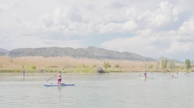 Denver, Colorado, ABD-Eylül 9, 2018 - Paddleboarding küçük gölet Chatfield State park, Tarih.