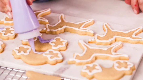 Dekorieren Unocrn Geformte Zuckerkekse Mit Königlichem Zuckerguss Für Kleine Mädchen — Stockfoto