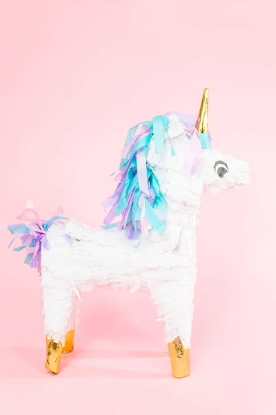 Große Einhorn Pinata Auf Rosa Hintergrund — Stockfoto